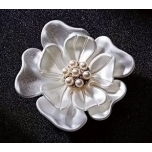 Peen luksuslik kameliaõie prossid